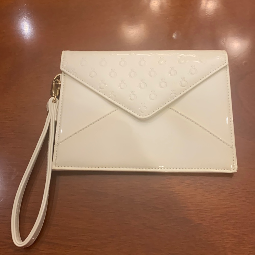 Pandora clutch patent leather